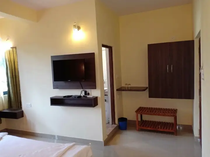 Мандрем: Hotel Aananda