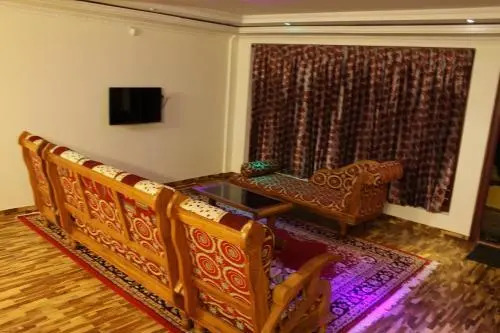 Ути: Abrar Holiday Inn