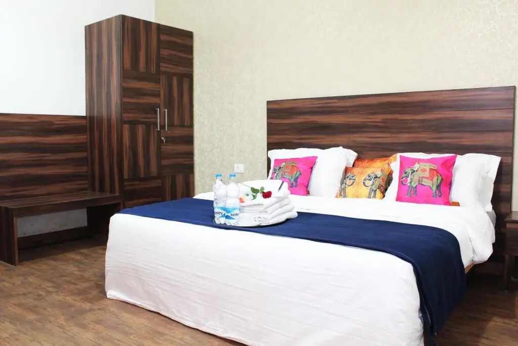 Шахджаханпур: Adhunik Hotel Behror