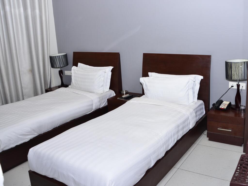 Сирса: Hotel Solitaire Grand