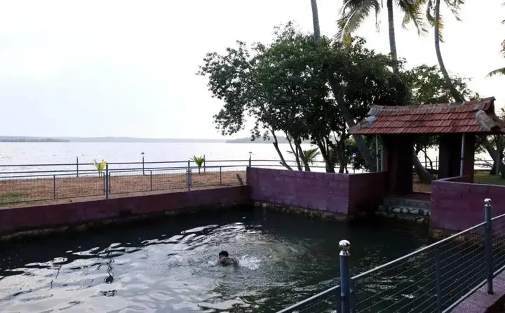 Паравур: Lake n River Resort Munroe Island