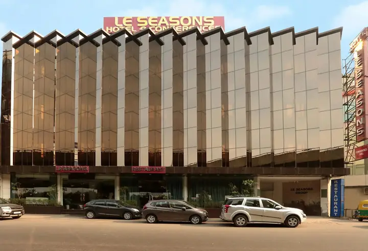 Нью-Дели: Hotel Le Seasons