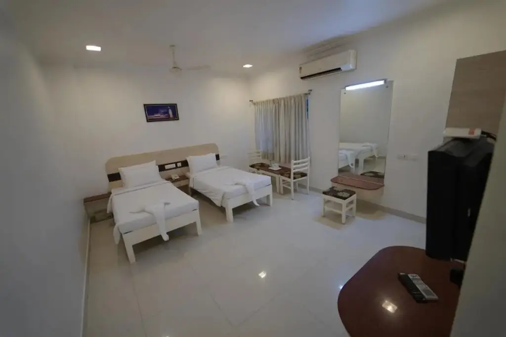 Маниячи: Hotel Palmyra Grand Inn