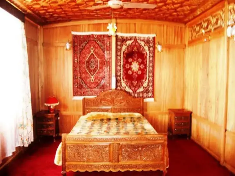 Шринагар: Houseboat Almost Heaven
