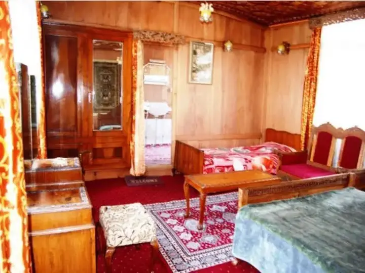 Шринагар: Houseboat Almost Heaven