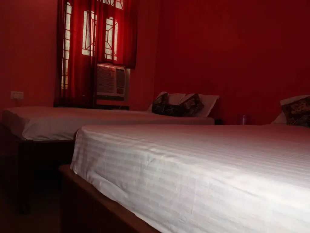 Гайя: Hotel Viraat Inn