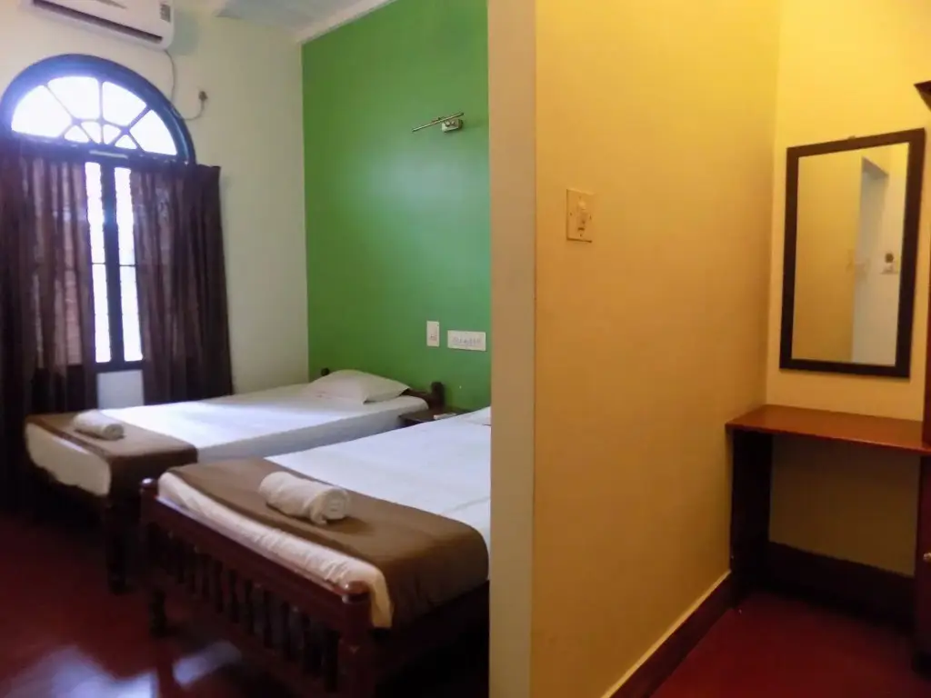 Коччи: Elphinstone Residency