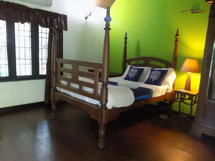 Коччи: Elphinstone Residency
