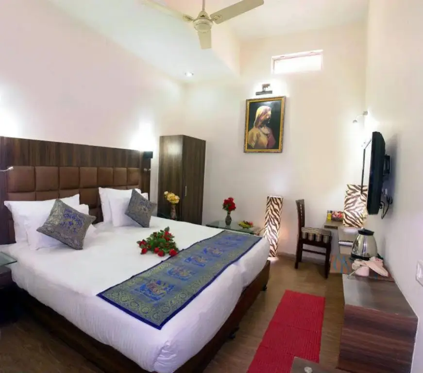 Агра: Dolphinn Agra