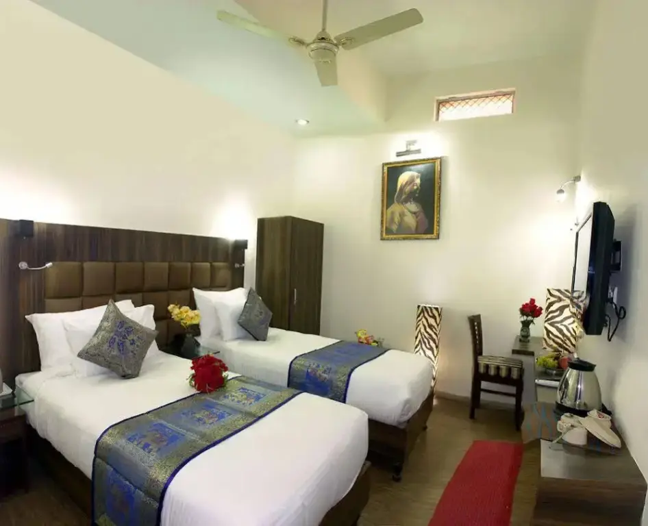 Агра: Dolphinn Agra