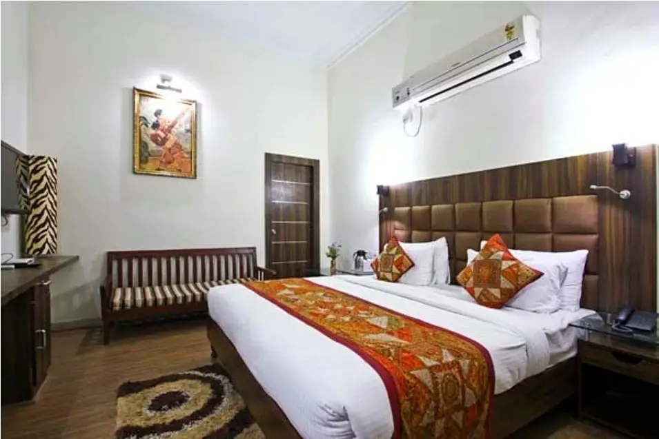 Агра: Dolphinn Agra