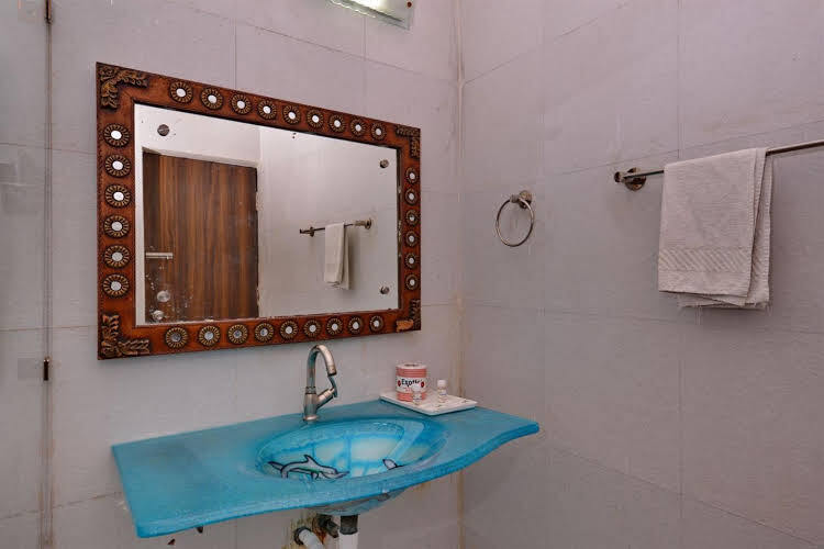 Агра: Dolphinn Agra