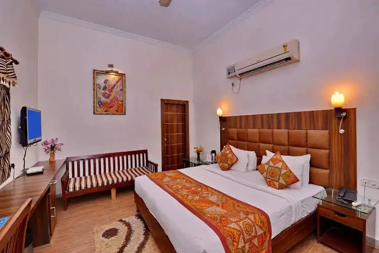 Агра: Dolphinn Agra