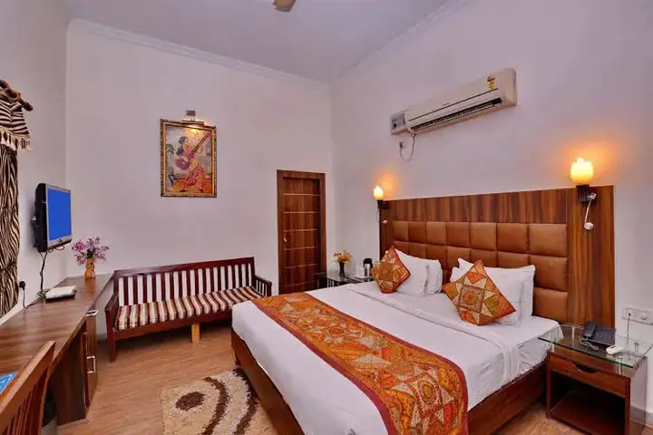 Агра: Dolphinn Agra