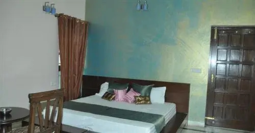 Дехрадун: Hotel Queens Pearl