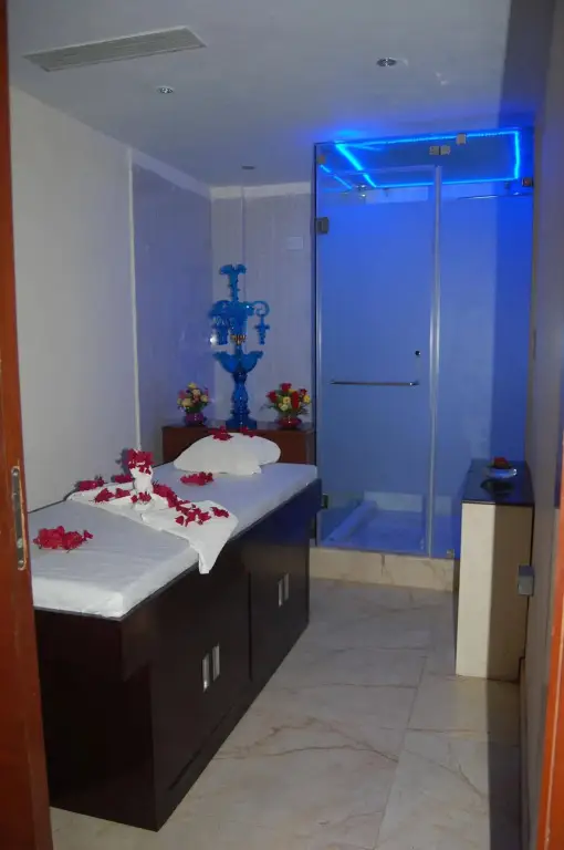 Бадди: The Golden Palms Hotel & Spa