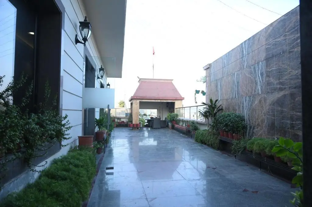 Карнал: Leela Grande Hotel