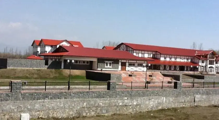 Шринагар: Hotel Pine Spring Srinagar Nowgam