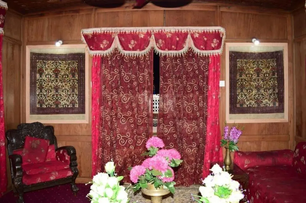 Шринагар: Floating Luxury Group Of Houseboats