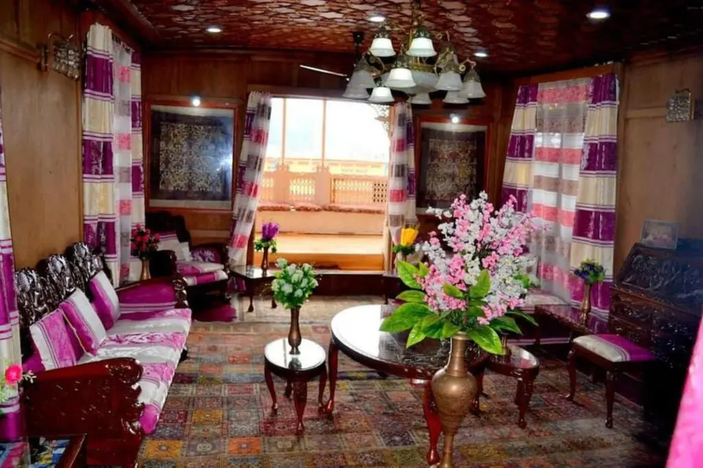 Шринагар: Floating Luxury Group Of Houseboats
