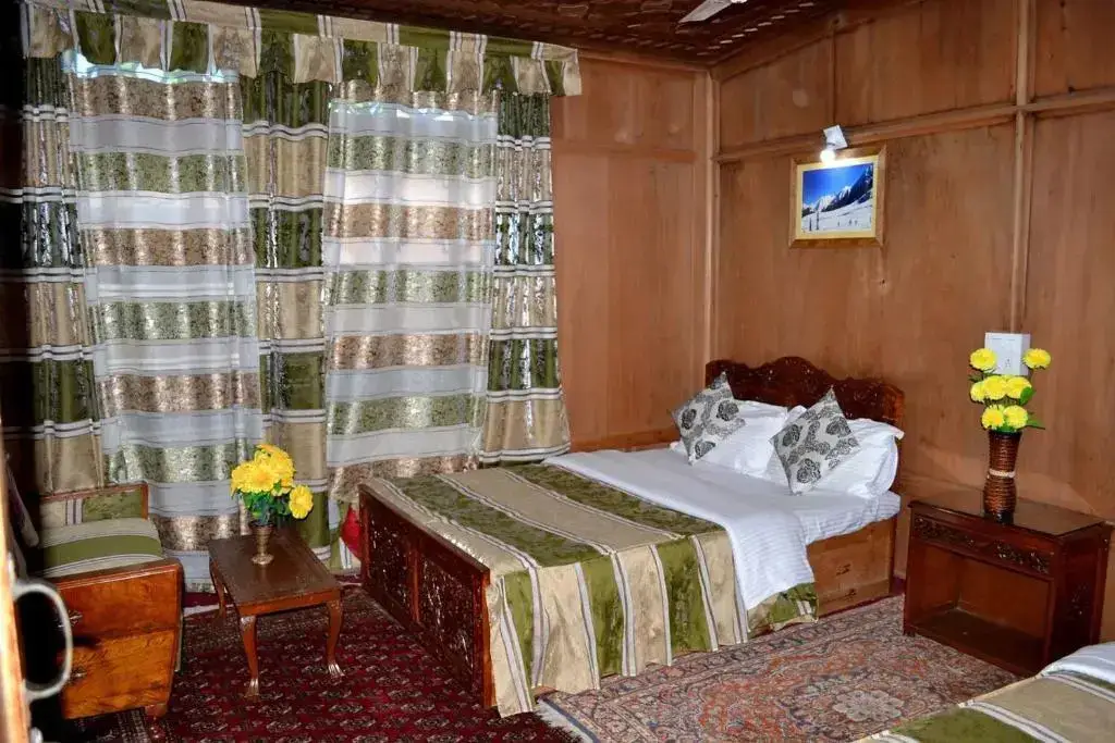 Шринагар: Montreal Group Of HouseBoats