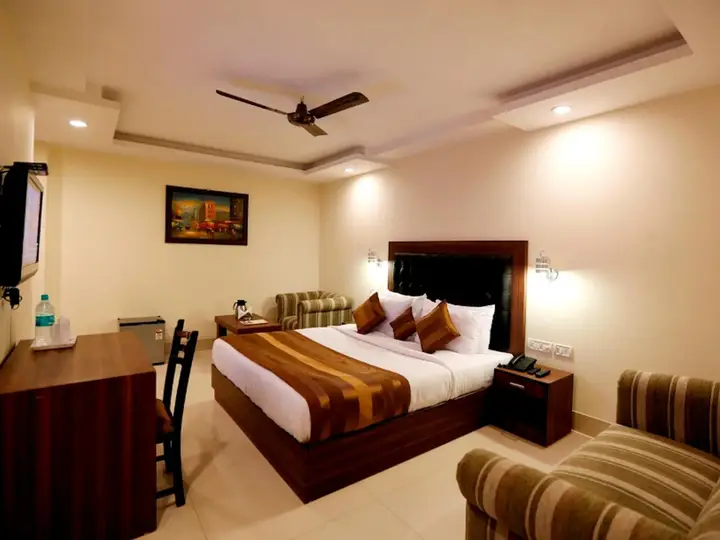 Нью-Дели: OYO 484 RTS Hotel