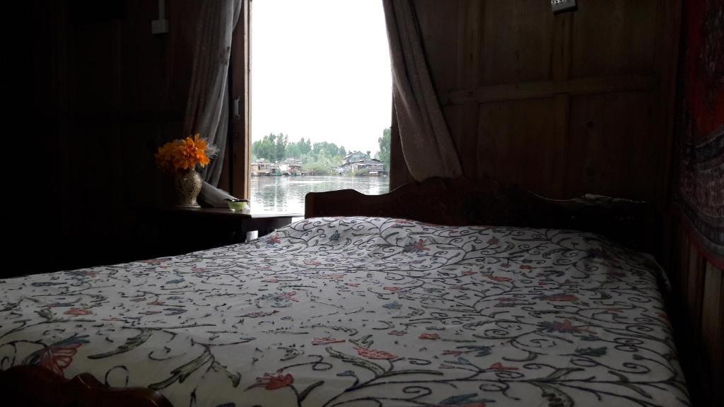 Шринагар: Houseboat Pride of India