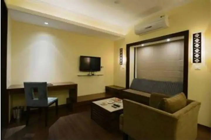 Нерул: Deltin Suites