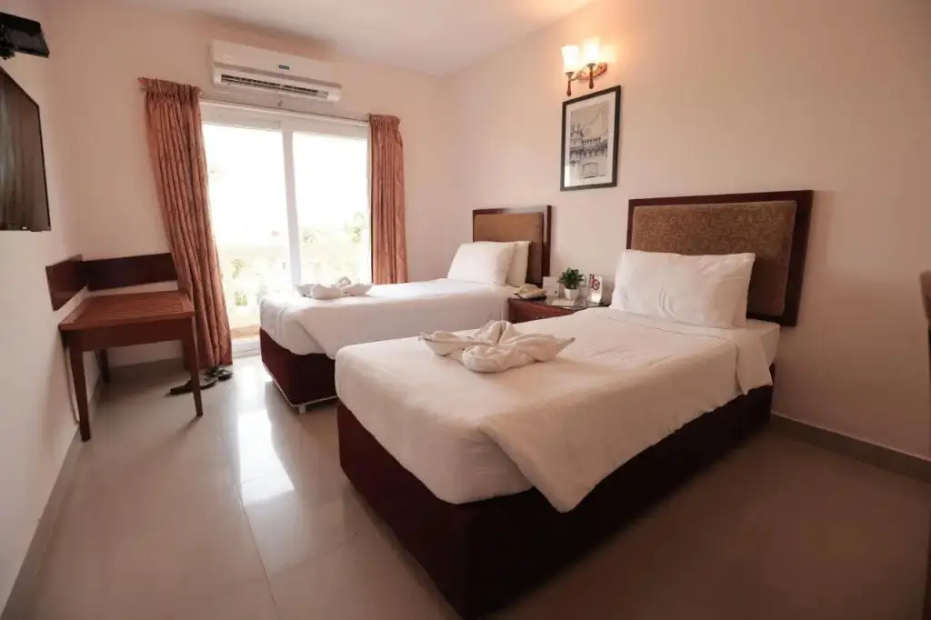 Нагоре: MGM Vailankanni Residency