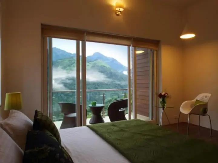 Муннар: Swiss County