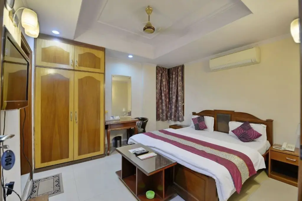Нойда: Kashish Residency & Banquet