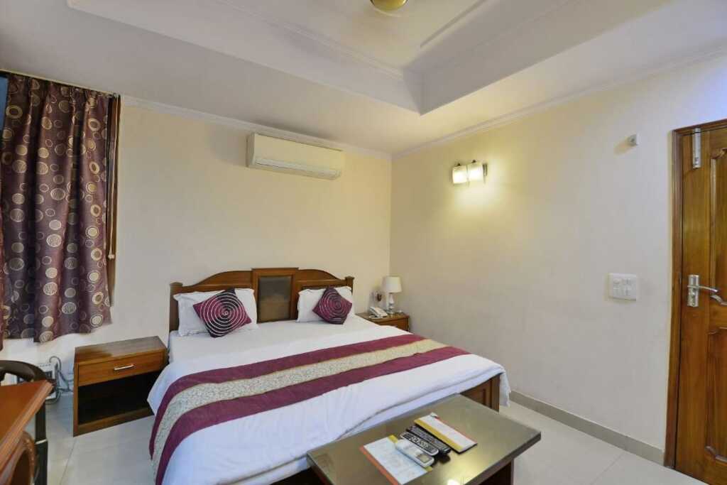 Нойда: Kashish Residency & Banquet