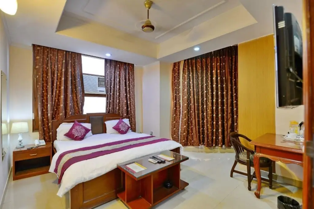 Нойда: Kashish Residency & Banquet