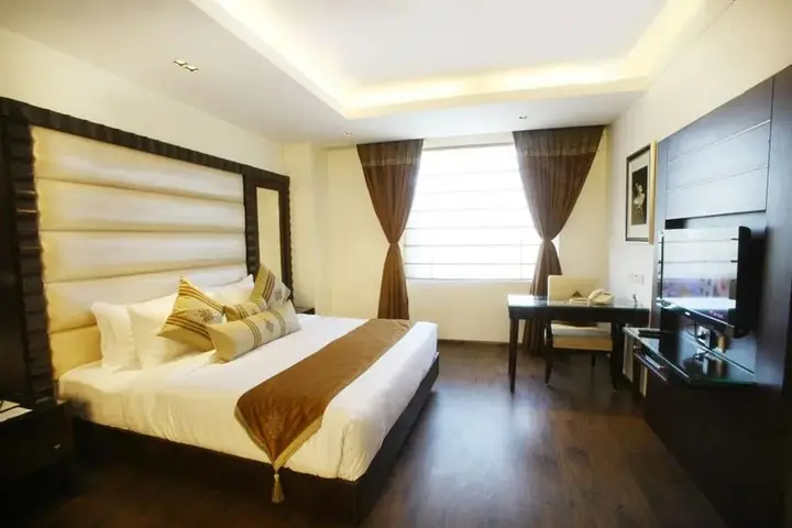 Нью-Дели: Parkland Grand Kapashera