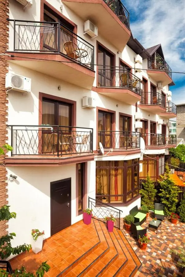 Кабардинка: Меблированные комнаты Villa Village (Вилла в деревне Кабардинка)