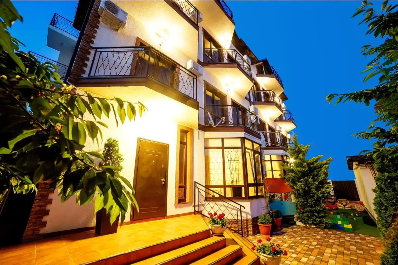 Кабардинка: Меблированные комнаты Villa Village (Вилла в деревне Кабардинка)