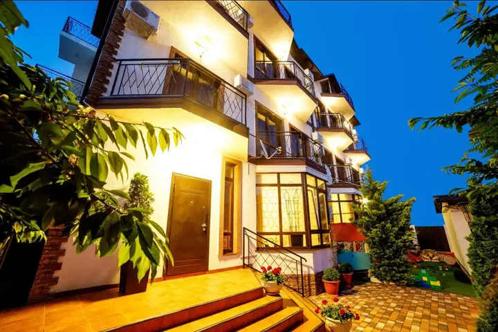 Кабардинка: Меблированные комнаты Villa Village (Вилла в деревне Кабардинка)