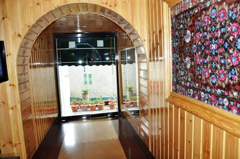 Шринагар: Hotel SADAF