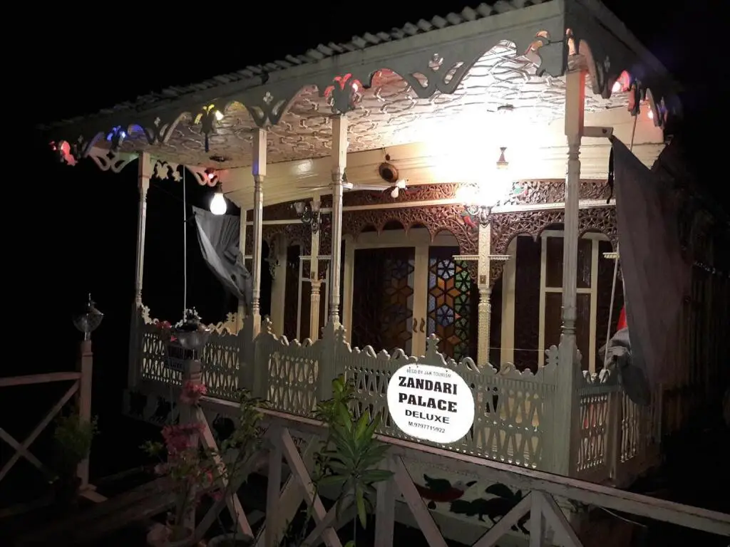 Шринагар: Houseboat Zaindari Palace