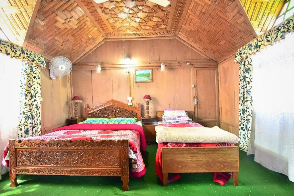 Шринагар: Houseboat Zaindari Palace