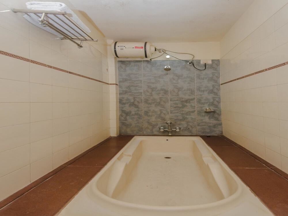 Тхане: OYO 10382 Hotel Saffron Suites