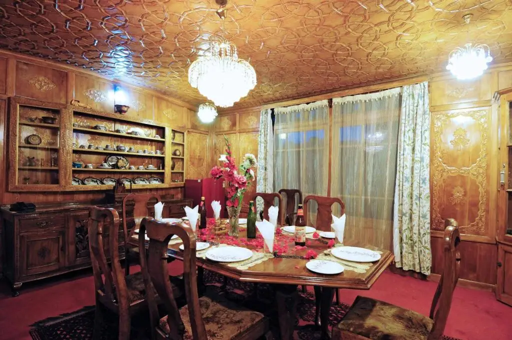 Шринагар: Wangnoo Houseboats