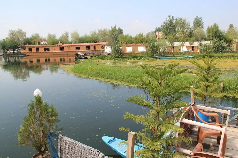 Шринагар: Group Of House Boat Golden Crest