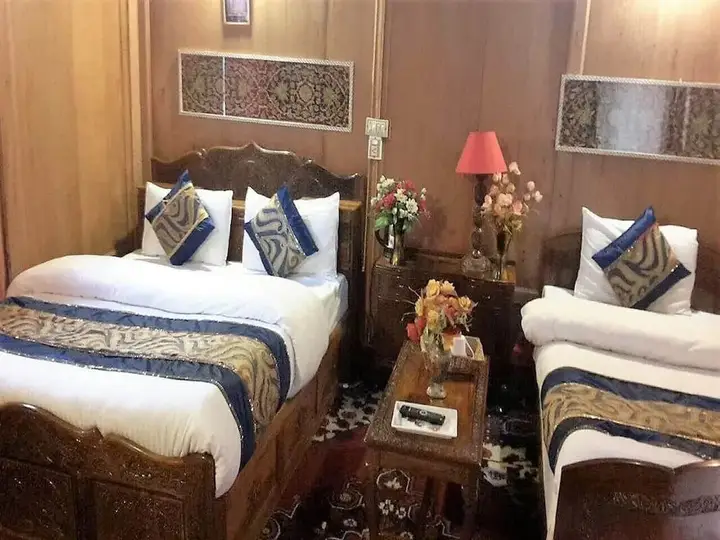 Шринагар: Group Of House Boat Golden Crest