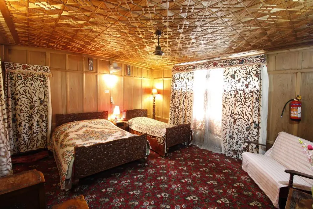Шринагар: Houseboat New Golden Flower