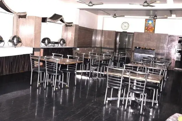 Пунди: Sivamurugan Hotels
