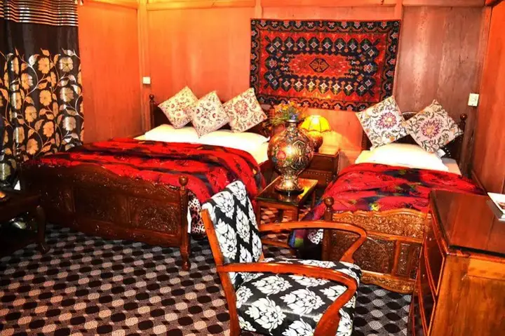 Шринагар: Swan Group of Houseboats, Golden Dal Lake