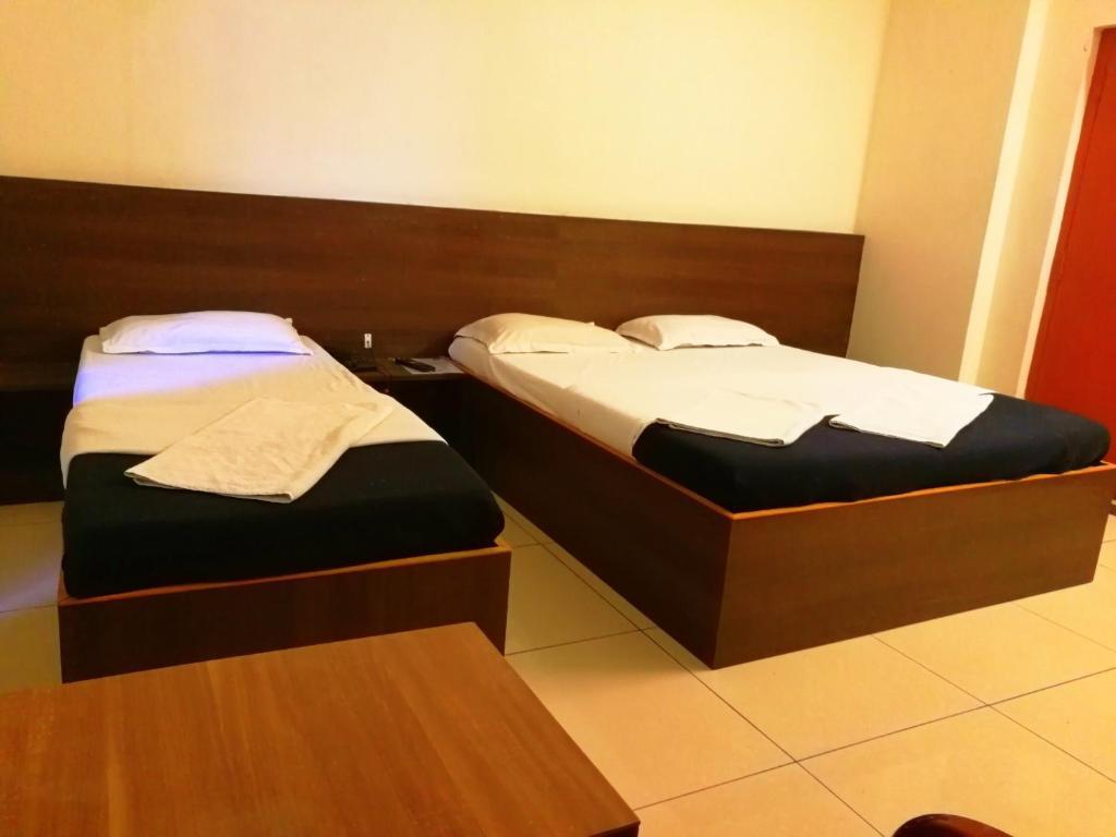Нагоре: Hotel Picnic
