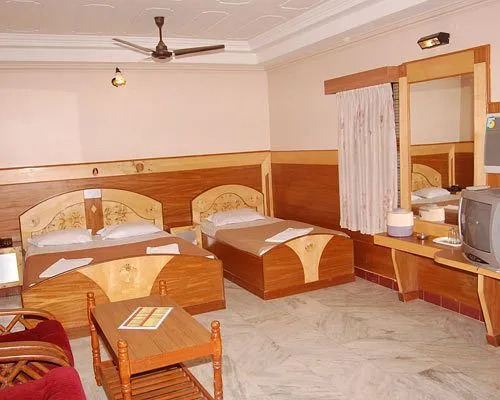Нагоре: Hotel Seagate