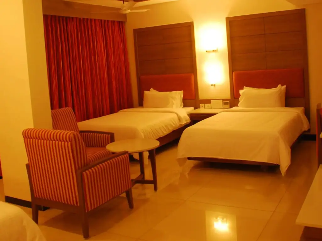 Нагоре: Clinton Park Inn